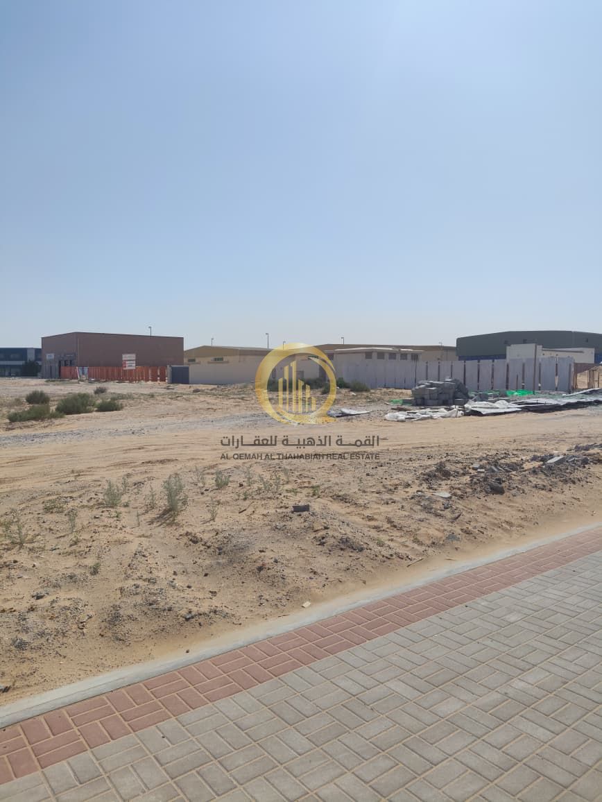 Industrial land for sale in a prime location, suitable for medium and large projects. Freehold for Arabs, 99 years for foreigners.