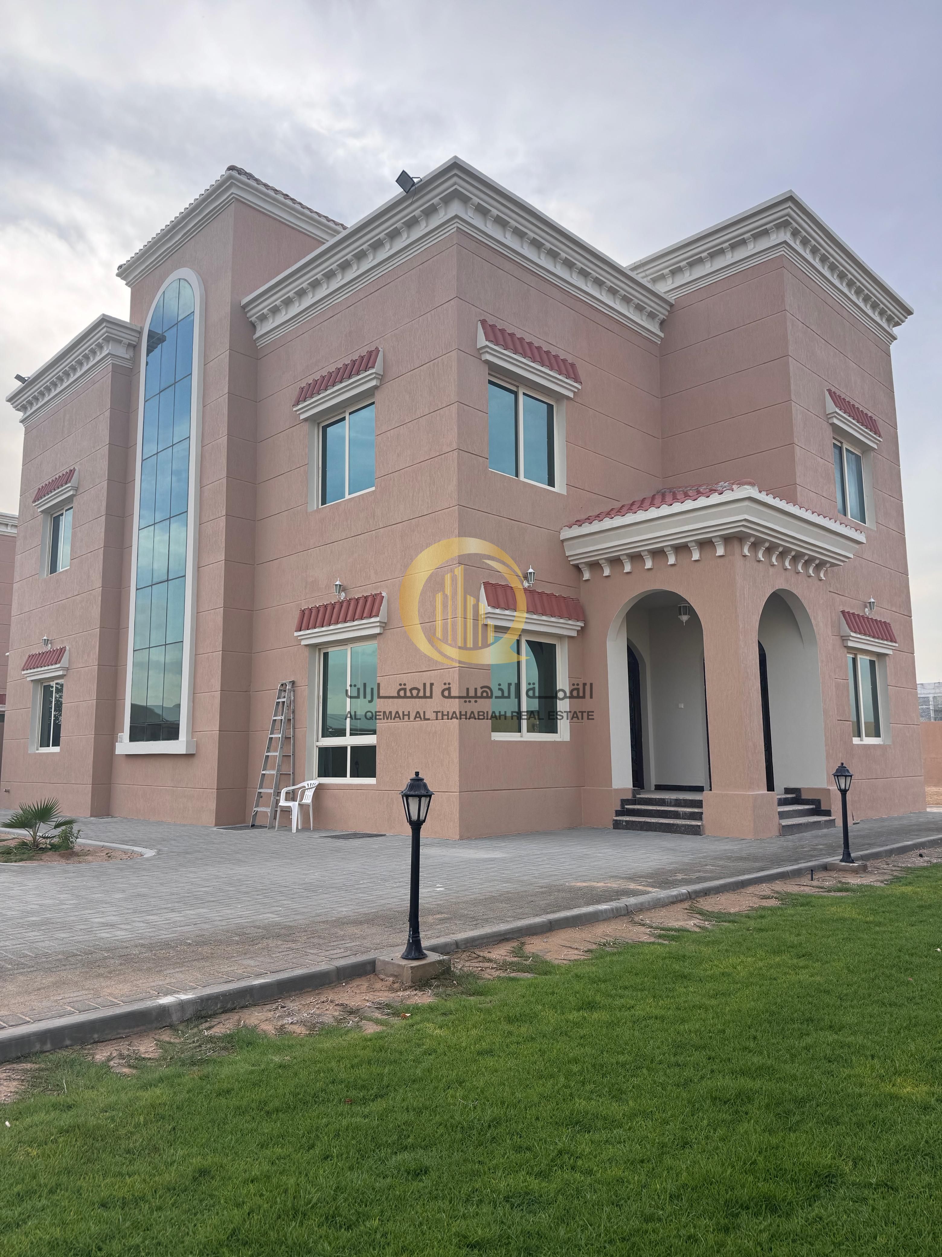 Villa for sale in Sharjah, Al Juraina area. Area: 19,000 sq. ft. Consists of 4 master bedrooms, a majlis, and a large kitchen. Additionally, the