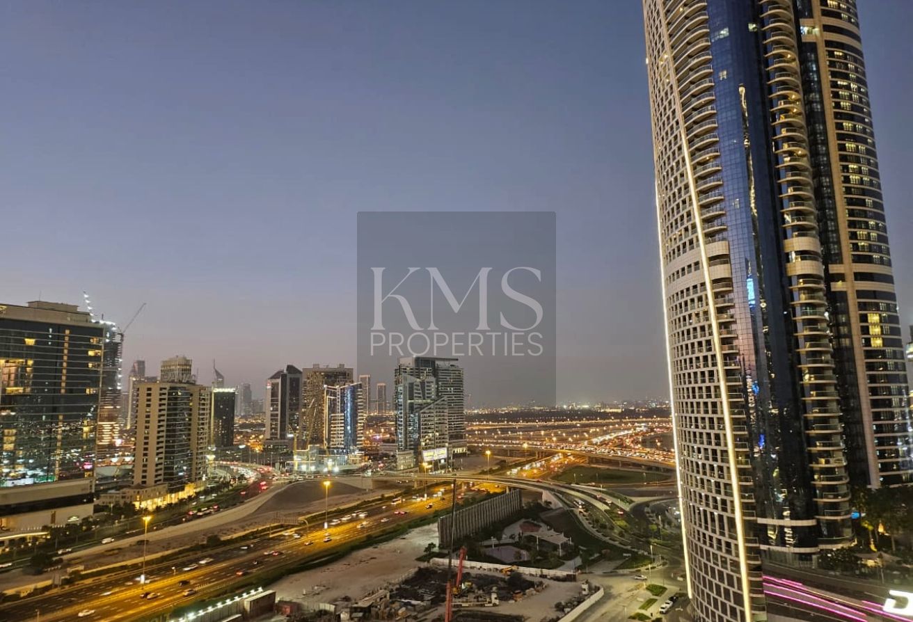 Stylish 1 BR | Stunning Views | Prime Location