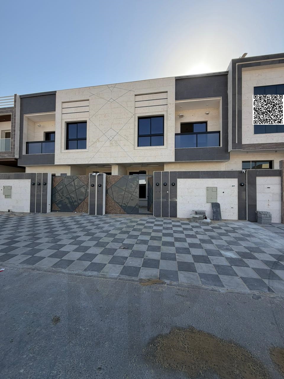 Villa directly from the owner, custom finishing, on a main street, close to all services, freehold ownership for all nationalities.