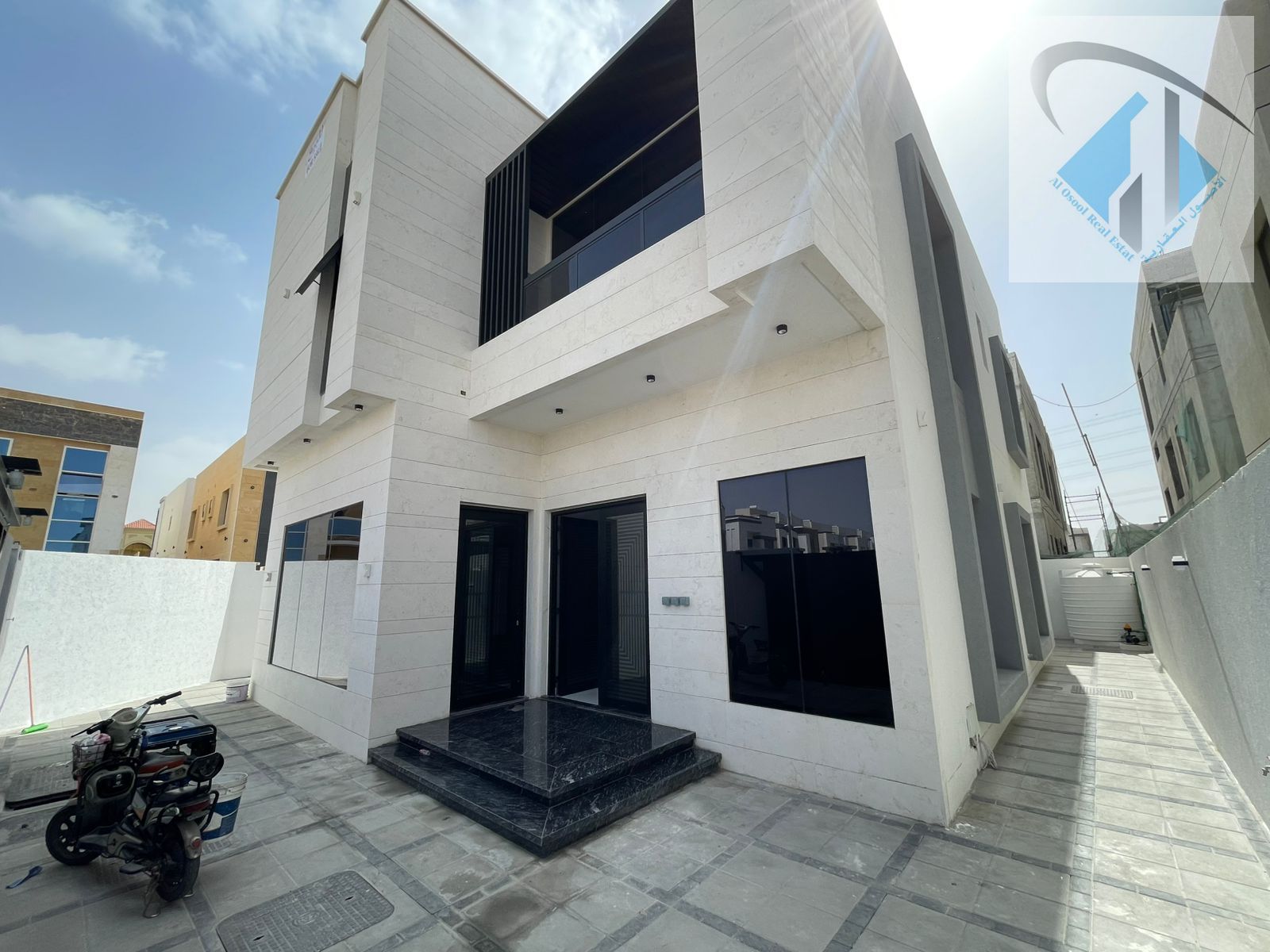 Villa for sale in Ajman, Al Yasmin area. 6 master bedrooms, majlis, 2 living rooms, maid's room, and roof terrace. Freehold ownership for all national