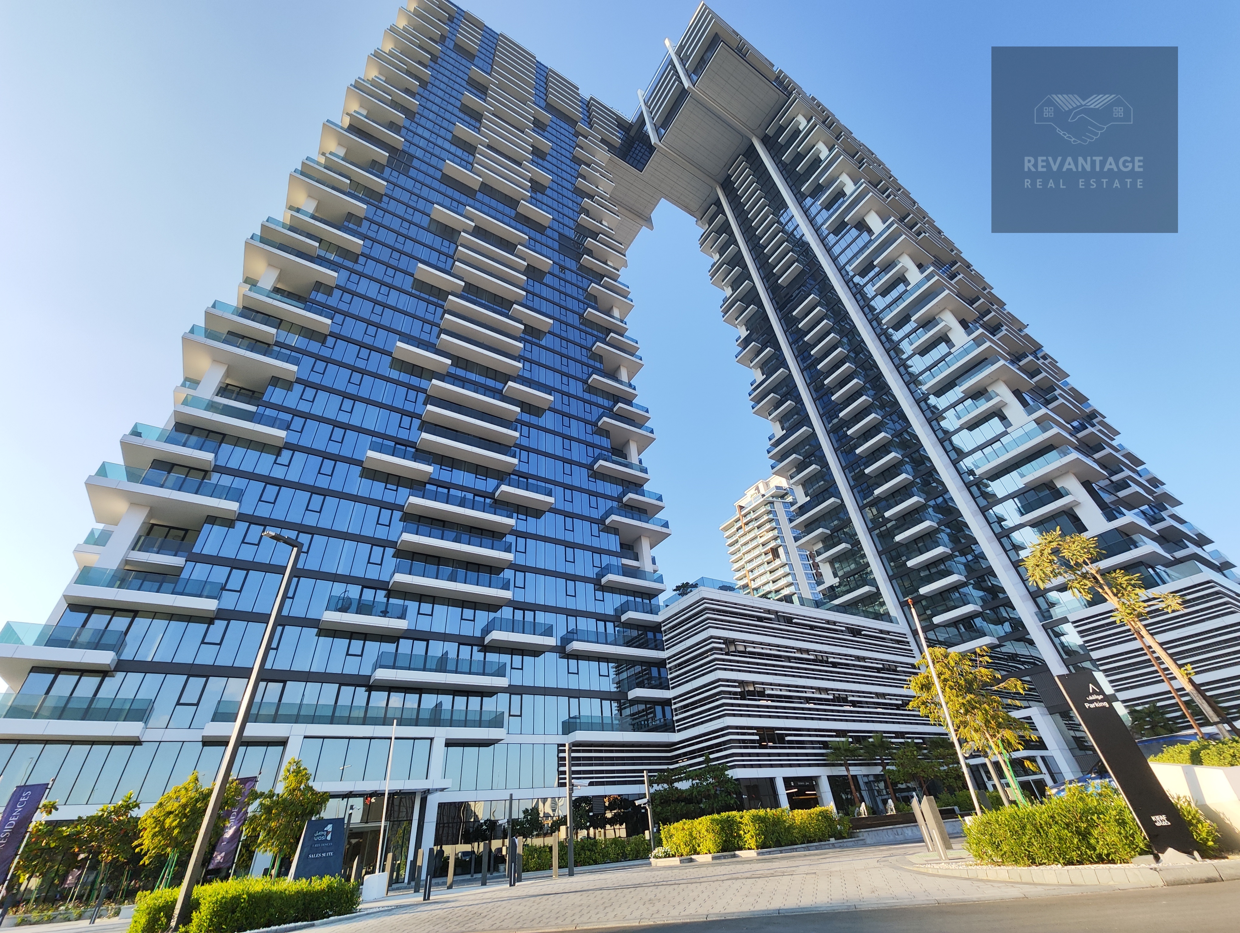 Premium 1 BR | Largest Layout | Multi-Chqs | Metro