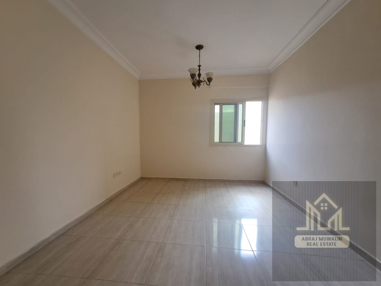 GOOD APPART MENT WITH car parking LESS PRICE 6CHQ near family park