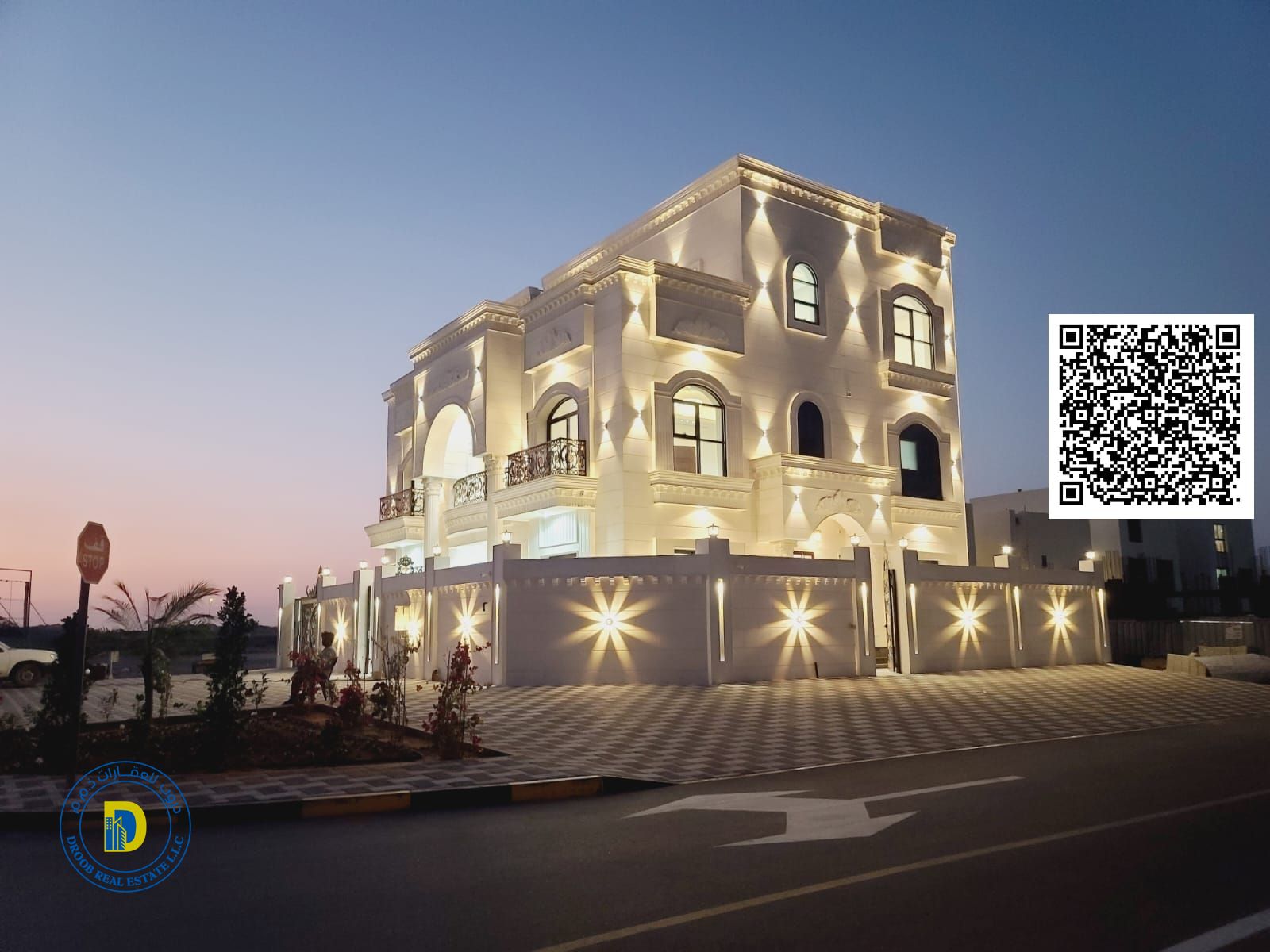 A perfect opportunity in the Al Zahia area: a luxurious corner villa with 5 rooms and a roof terrace on a main street.