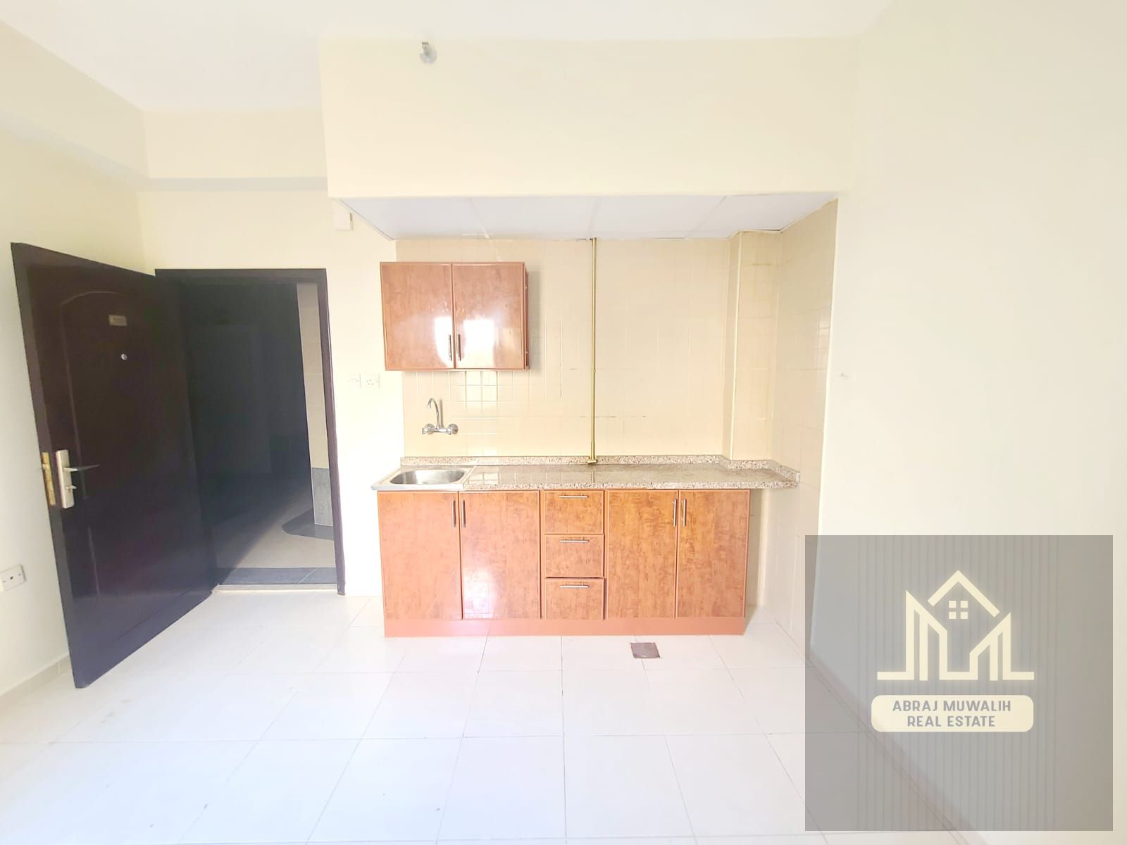 Luxurious New Bluding Studio Near National paint muwalih