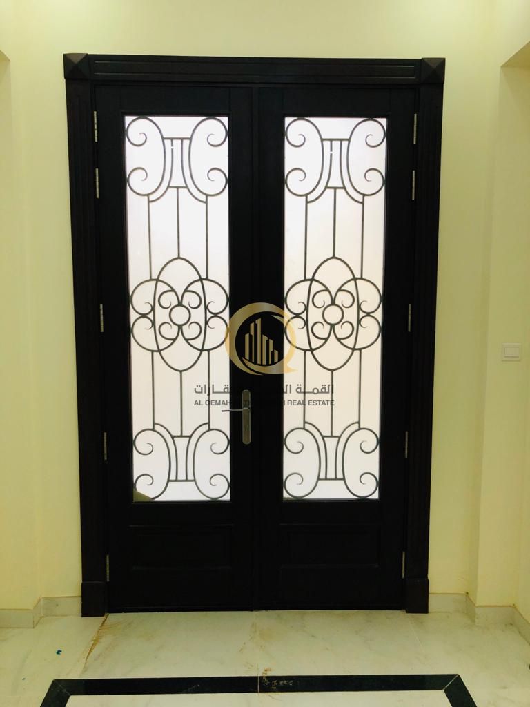 For sale: a distinctive villa in Al-Houshi with high-end and unique finishing, in a prime location, close to Al-Houshi Bridge, with freehold ownership