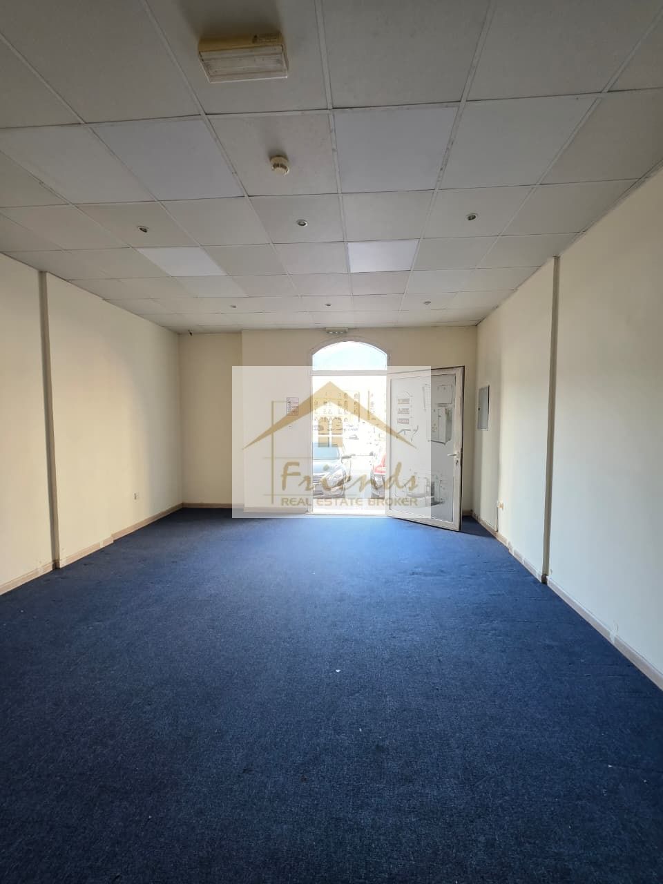 GOOD LOCATION FULLY FITTED SHOP AVAILABLE FOR RENT IN FRANCE CLUSTER
