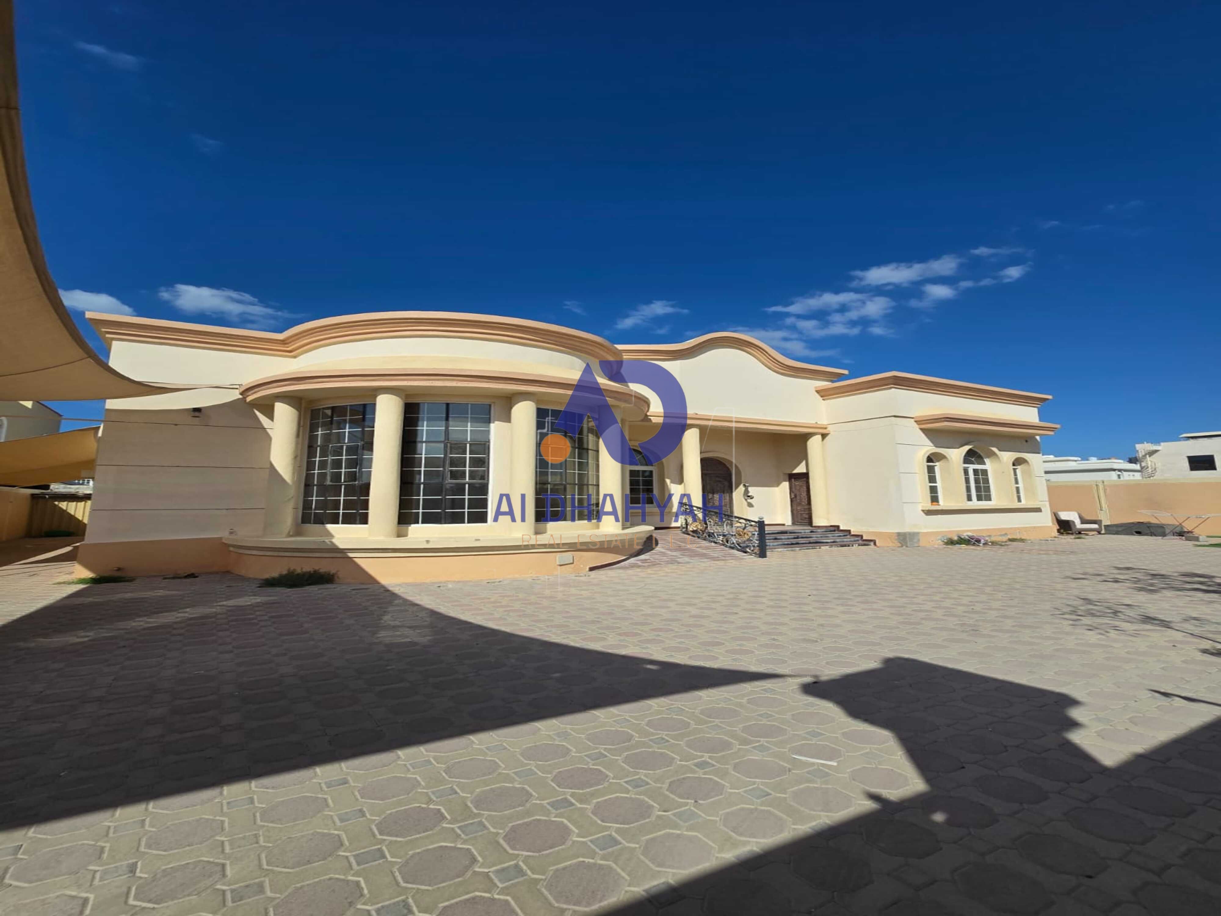 A distinctive villa on the main street (suitable for commercial use)