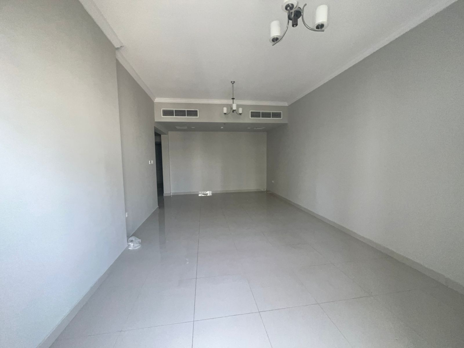 First tenant with free parking and built-in wardrobes