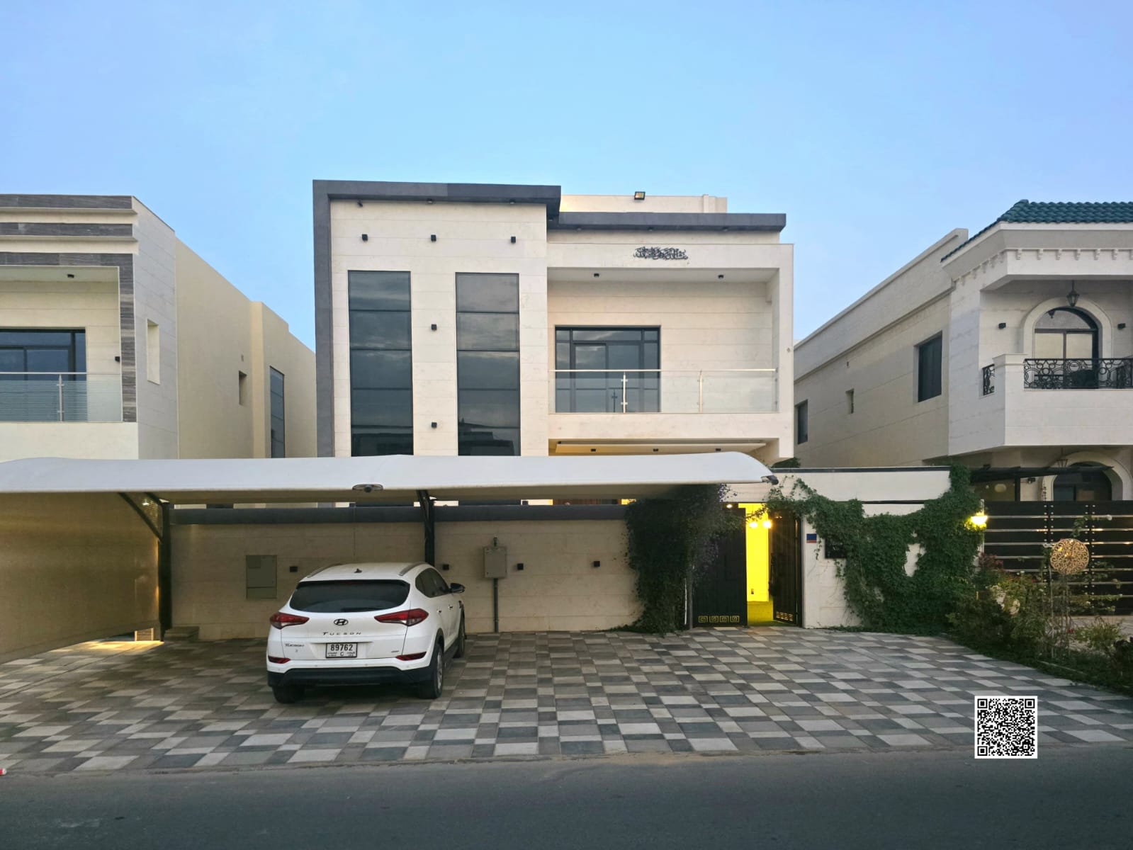 For rent: 3-story villa on a main double street, 6 master bedrooms with an internal roof. The villa is located in Al Yasmin, near Al Hamidiya Park.