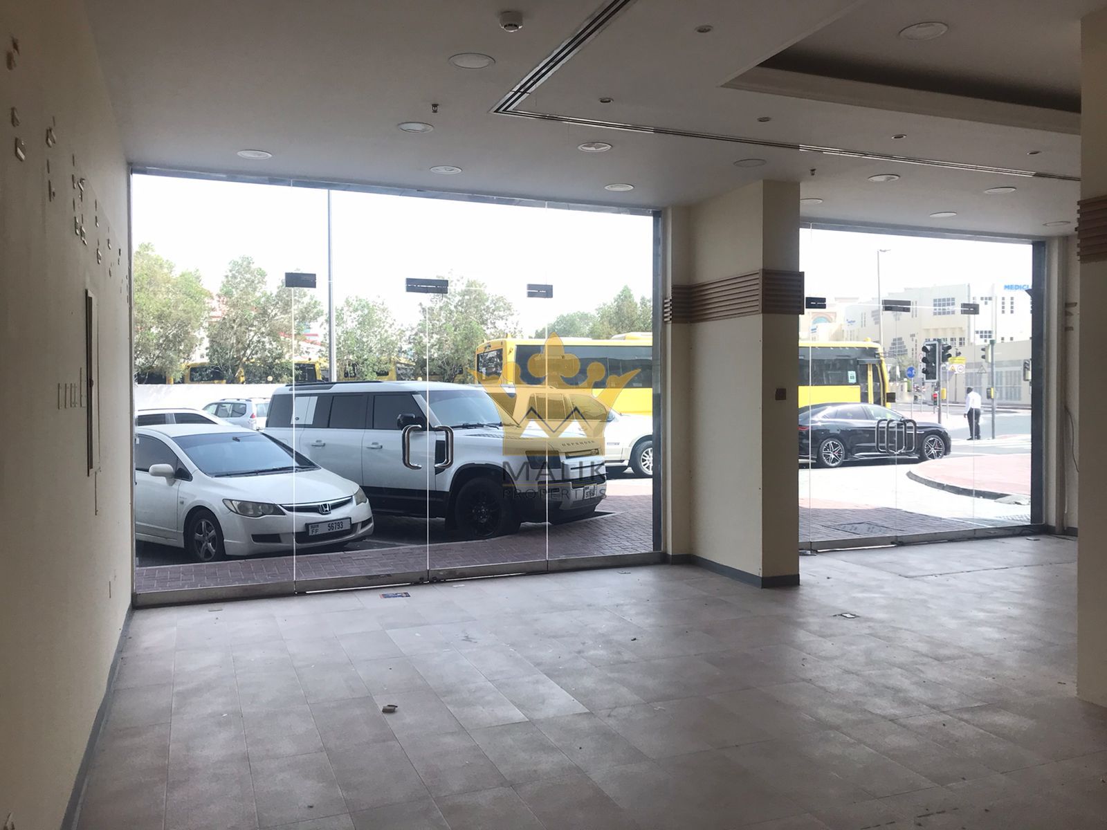 Prime Location SHOP - Close to METRO