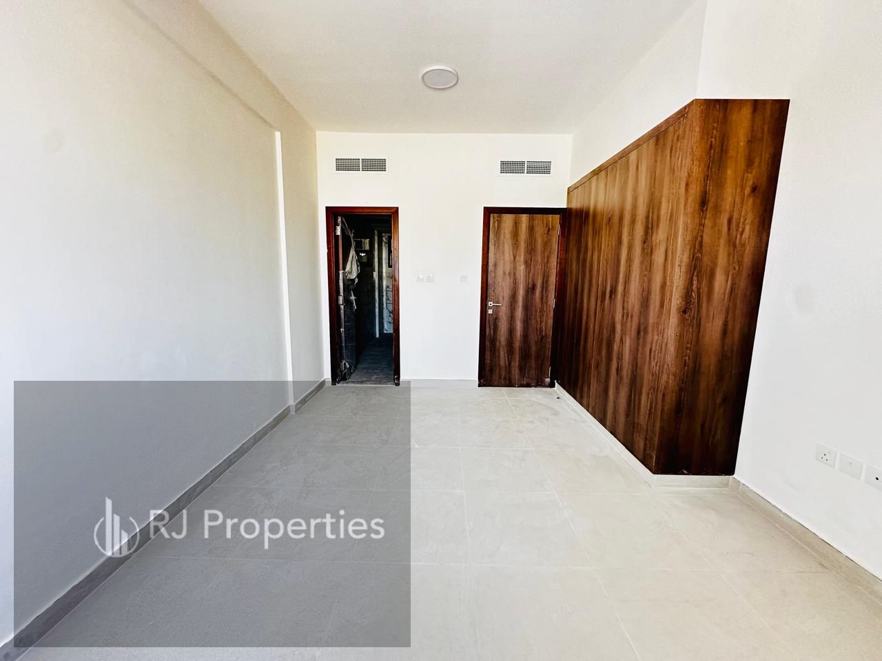 Brand New Building School Zone Spacious Appartment With Wardrobe