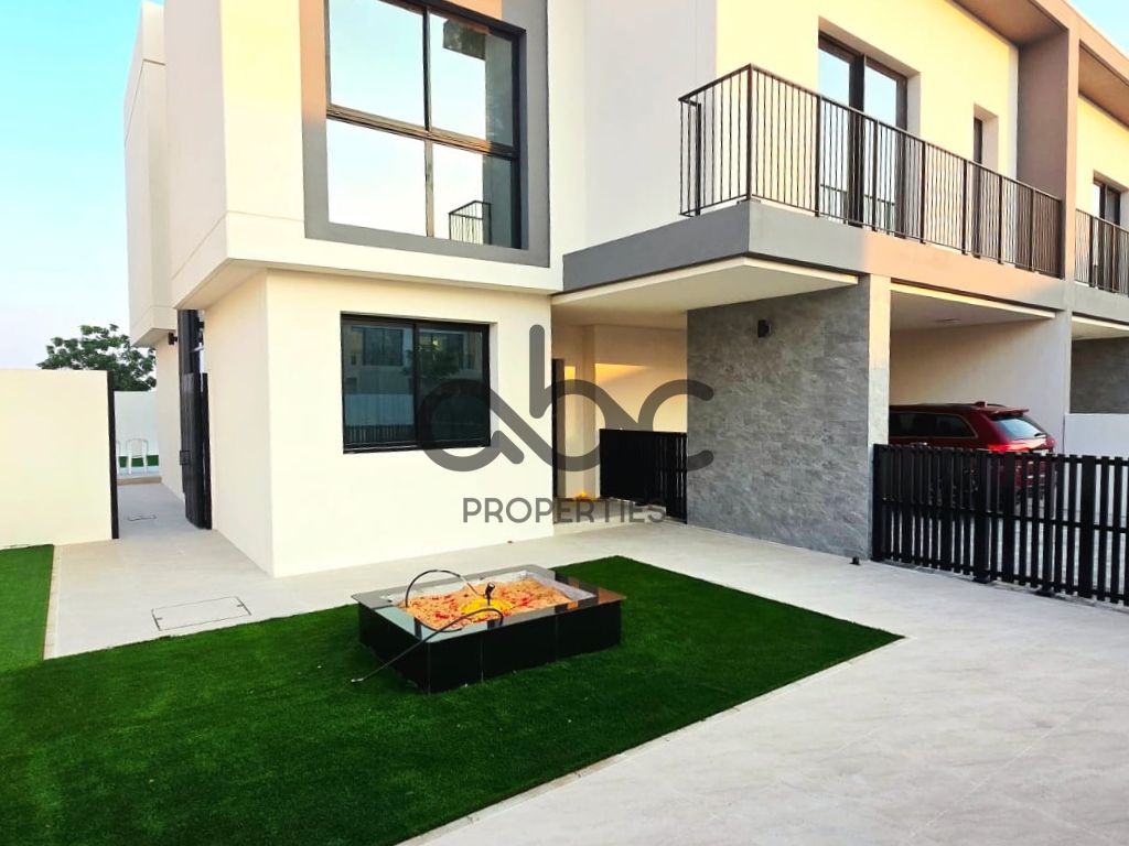 Single Row | Vacant 4-Bedroom + Study Room