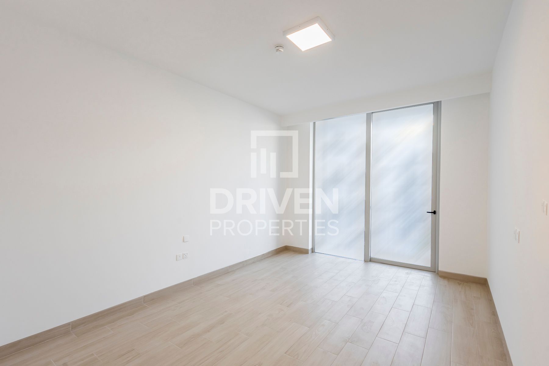 Bright Studio | Chiller Free | Huge Wardrobe
