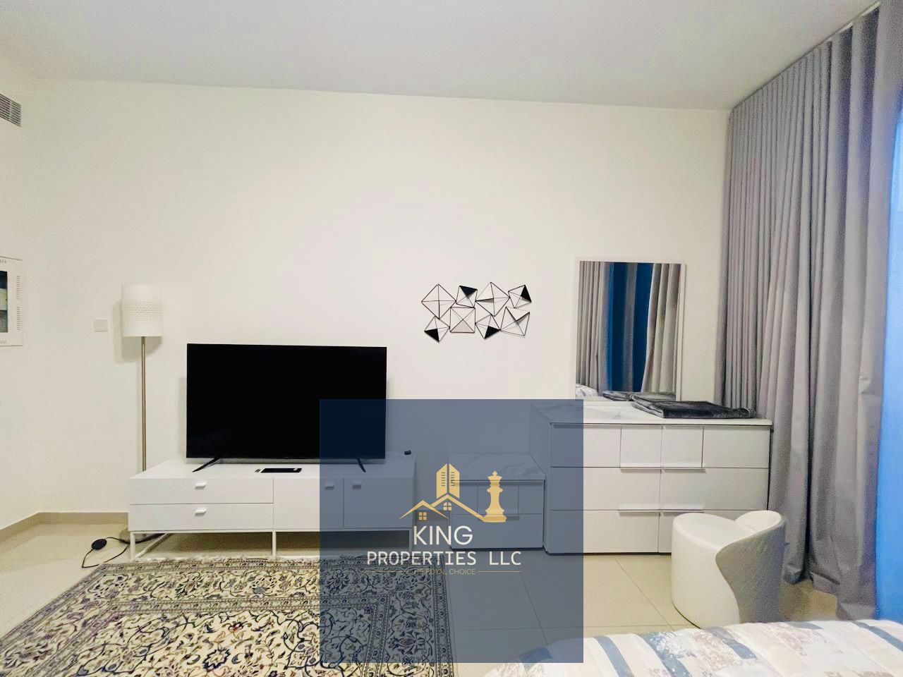 Luxurious furnished Medium Studio available for rent