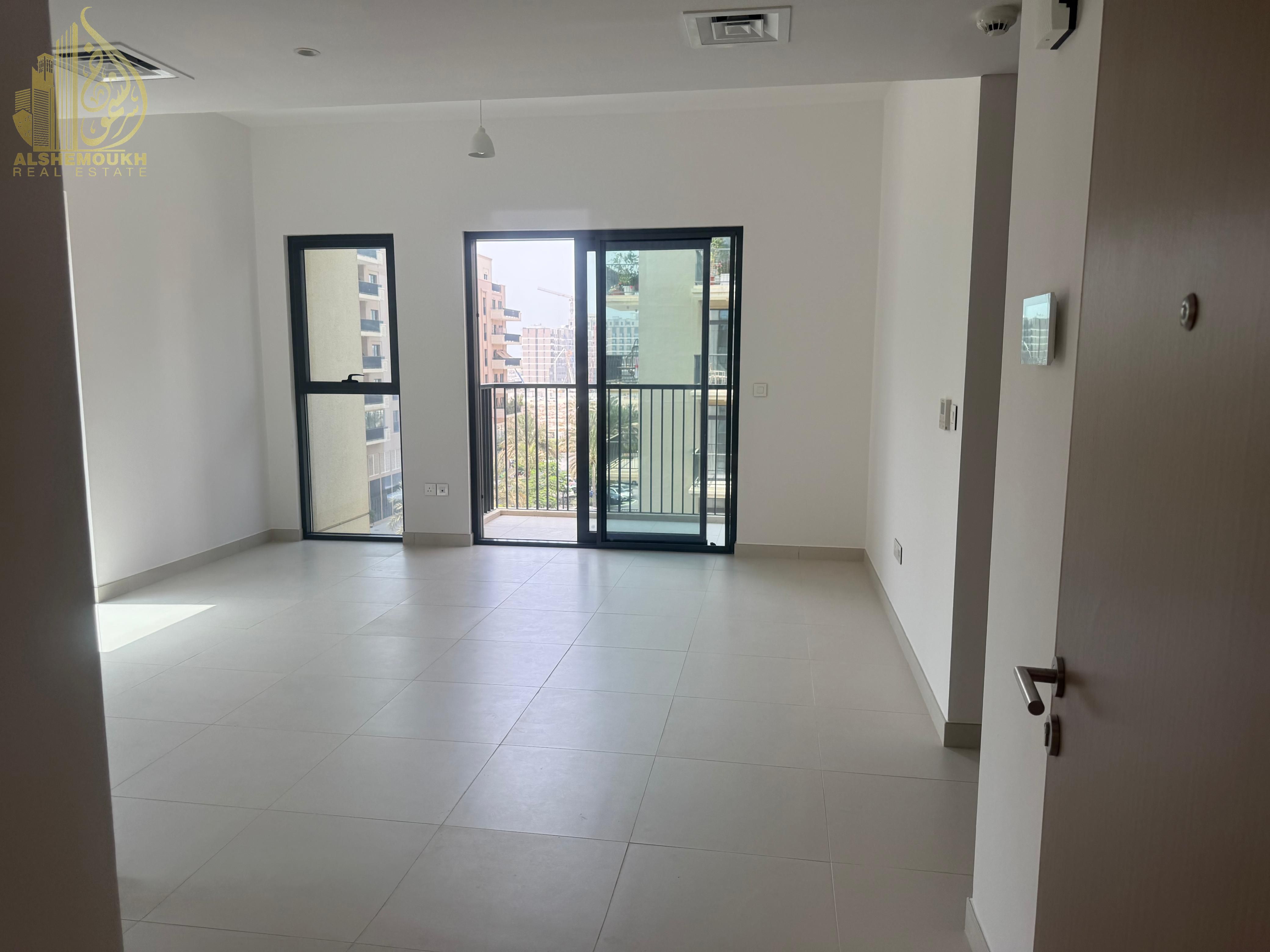 2 bedrooms /1 master room /store /balcony/ Side sea view