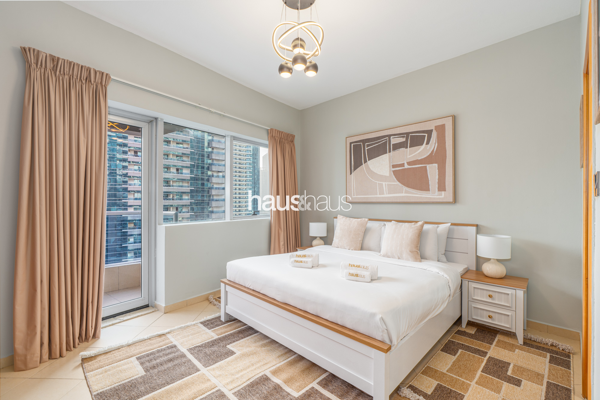 Next to Metro | Sleeps 6 | Excellent Location