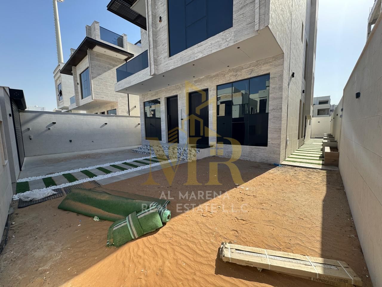 Luxury villa with a private pool, including electricity, water, air conditioning, and registration and ownership fees – ready to move in immediately.