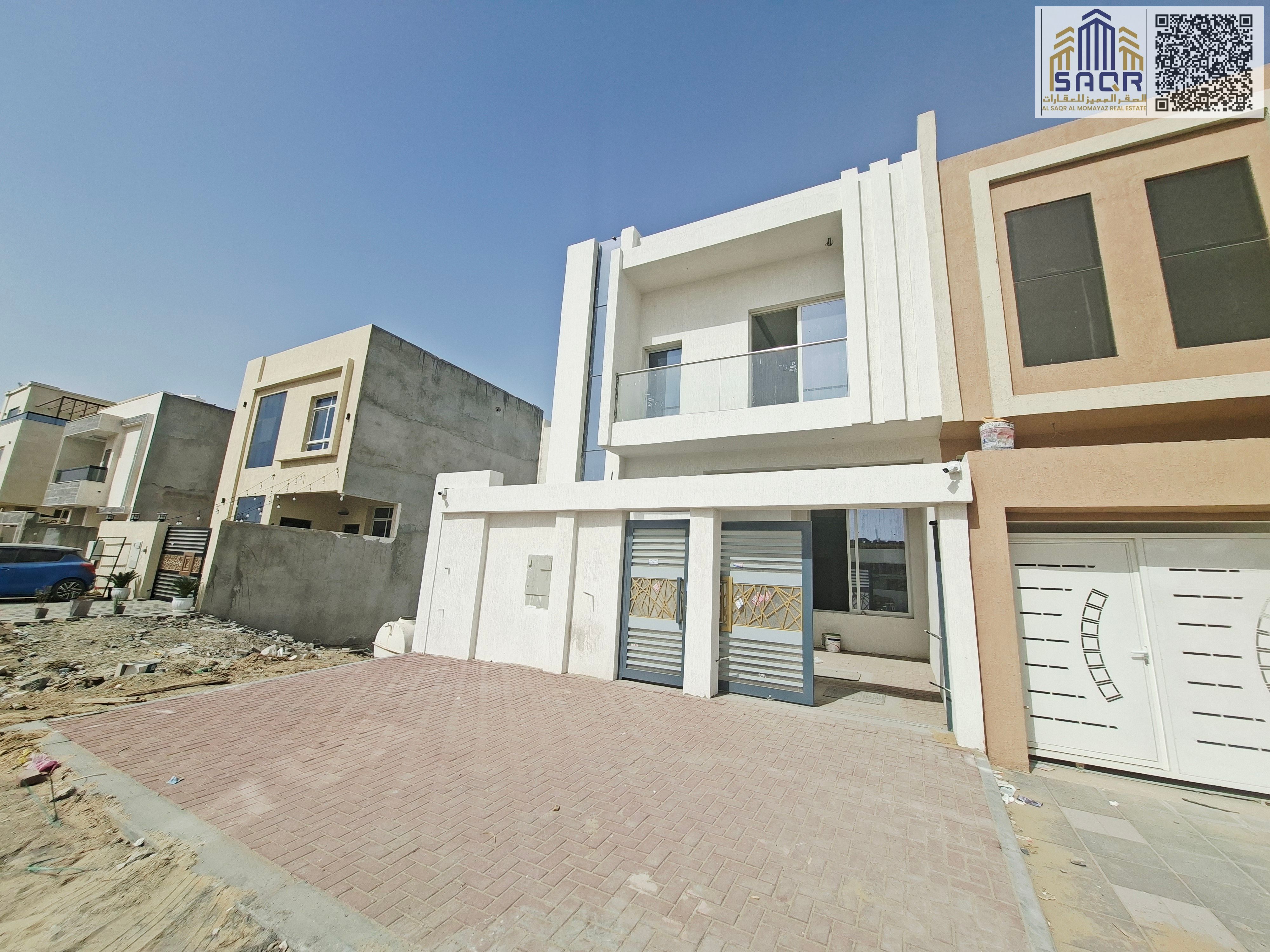 Lowest price in the market, including registration and ownership fees: two floors and a roof, 5 master bedrooms, on a main street