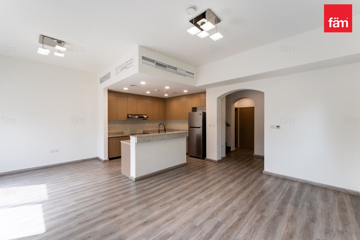 Maids | Corner | Singe row | Big garden