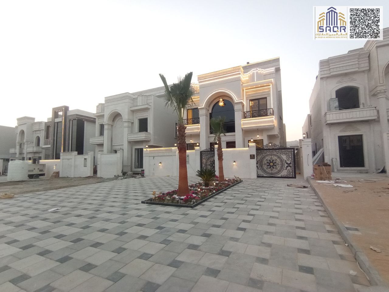 Classic design villa, two floors and a terrace, in a prime location on the main street. Freehold ownership for life.