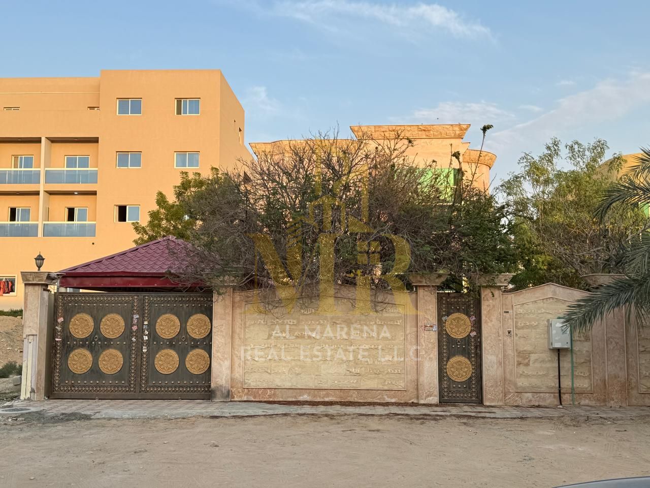 Large villa for sale in Al Rawda, fully renovated, near Sheikh Ammar Street. Price includes electricity, air conditioning, and water. Freehold ownersh