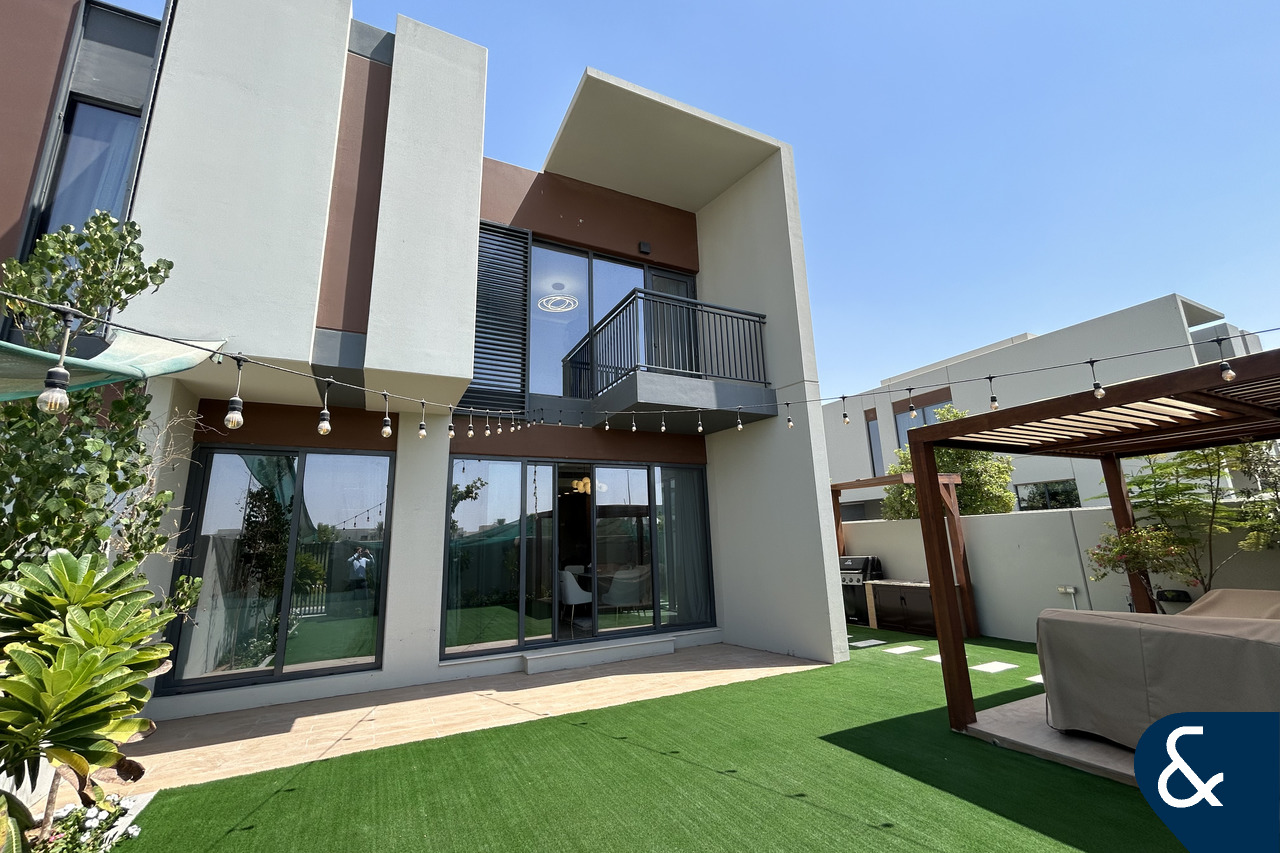 Upgraded | Single Row | Corner Unit | 3 Beds