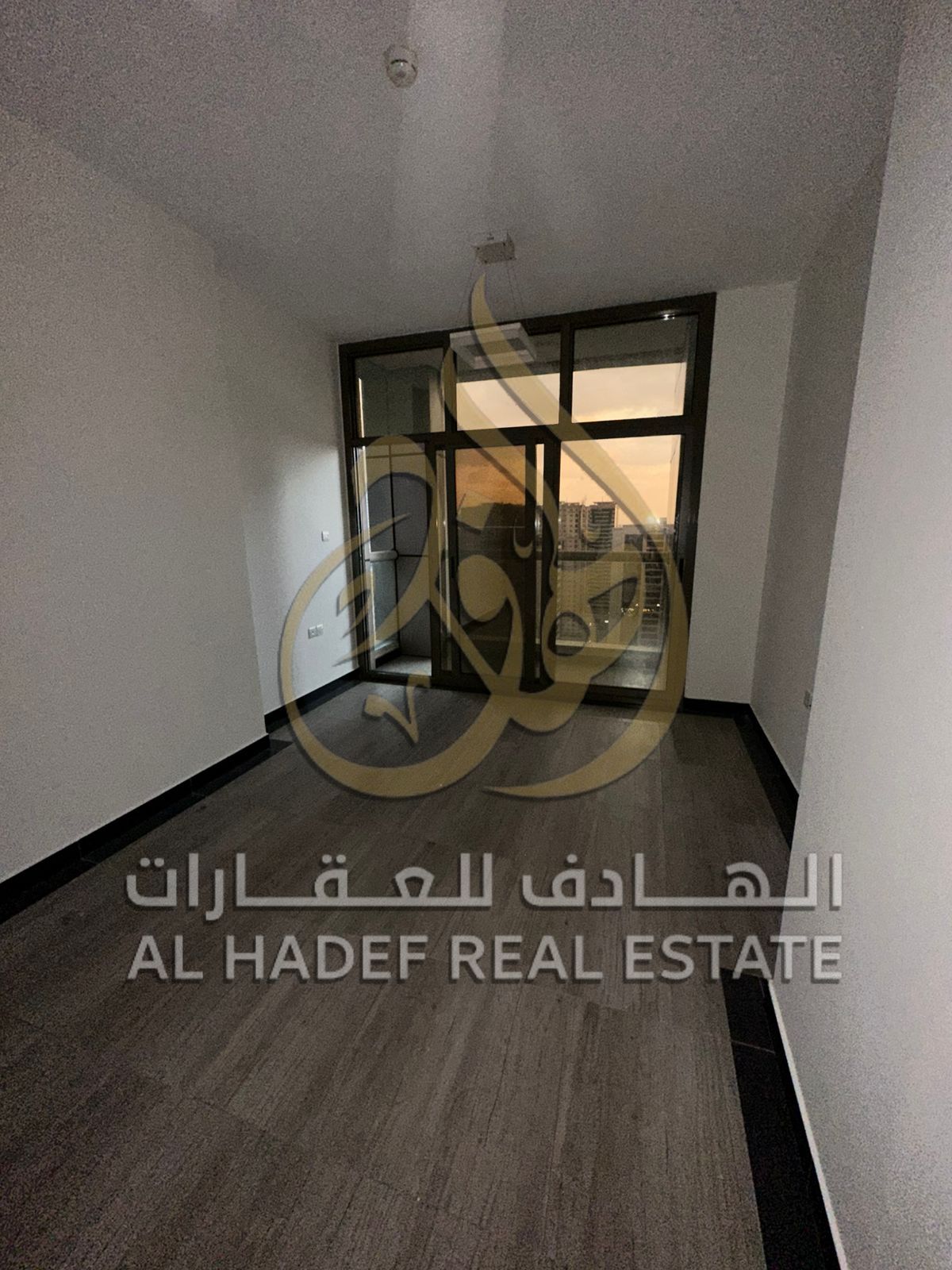 3BR apartment in Sharjah Al Mamzar, 3 bathrooms, spacious hall, direct exit to Dubai, family-friendly, AED 65,000 yearly.