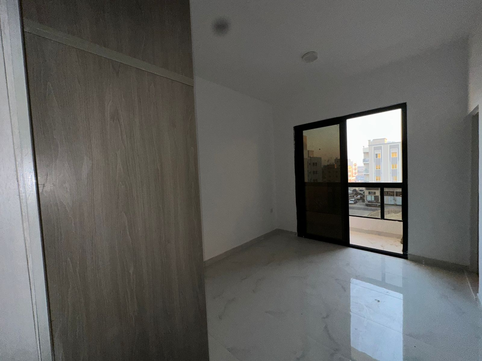 A room and a living room, two bathrooms with built-in wall cabinets in Al-Alya, first occupant, spacious.