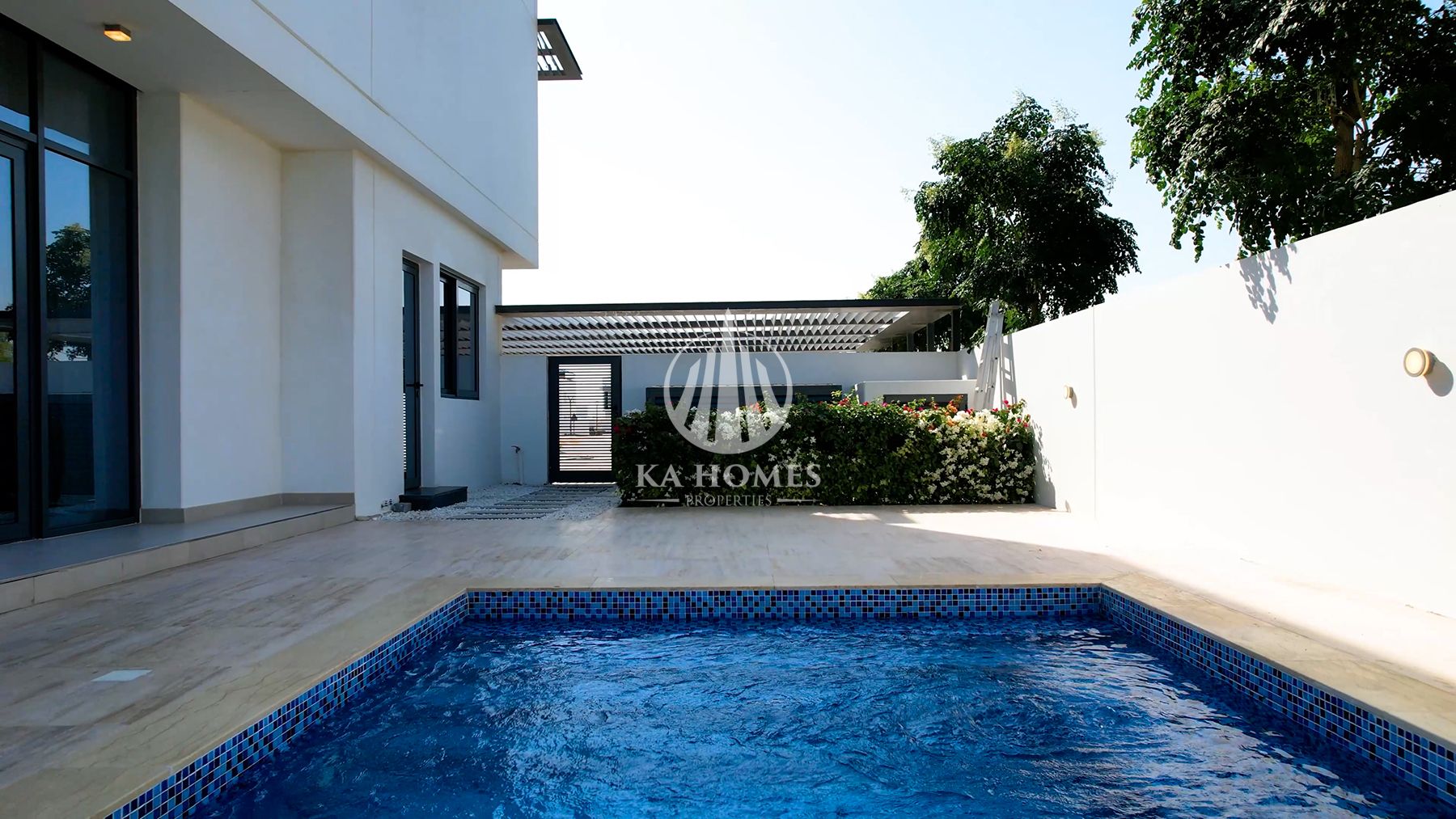Ready-to-move-in villa * Discount * Payment plan * Best return on investment over 200,000 dirhams * Golden residency * Prime location on the sea.