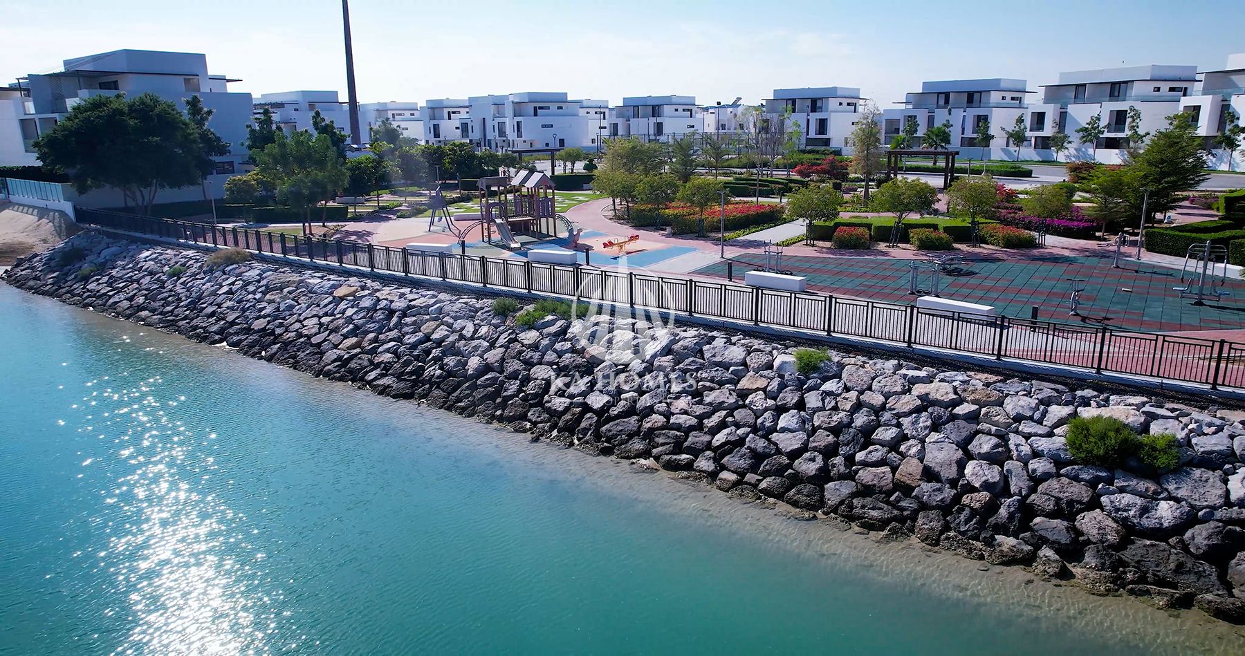 Ready-to-move-in villa * Discount * Payment plan * Best return on investment over 200,000 dirhams * Golden residency * Prime location on the sea.