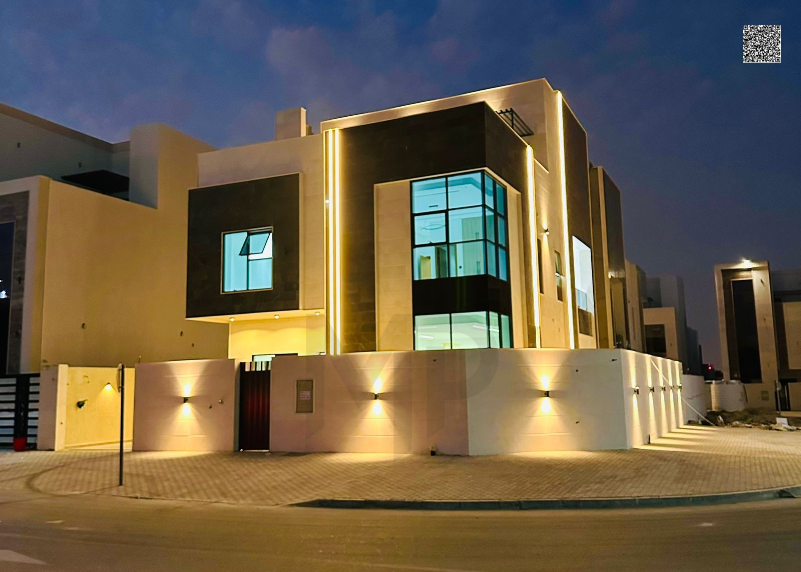 A modern, luxurious villa with high-end finishes, including registration fees, in a prime location very close to all services, an exceptional opportun