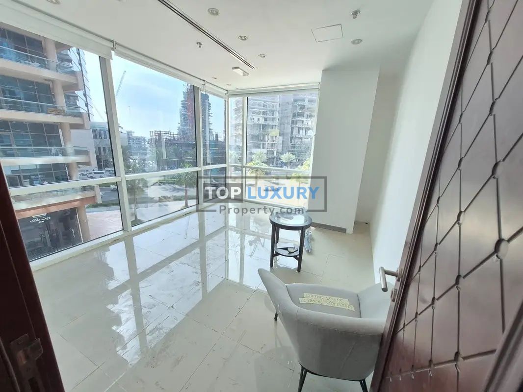 Fitted Office | 8 parkings | Vacant