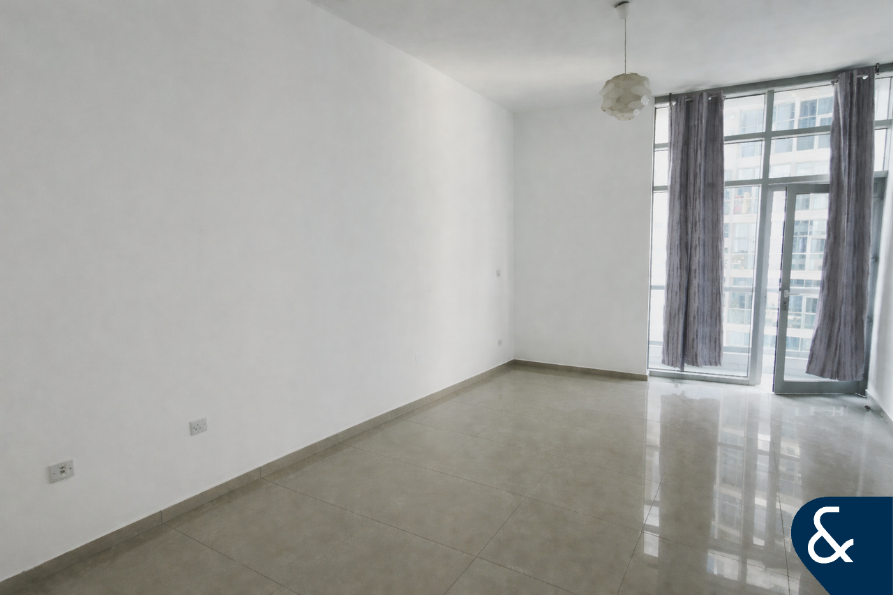 2 Bed + M | Unfurnished | Vacant April 1st