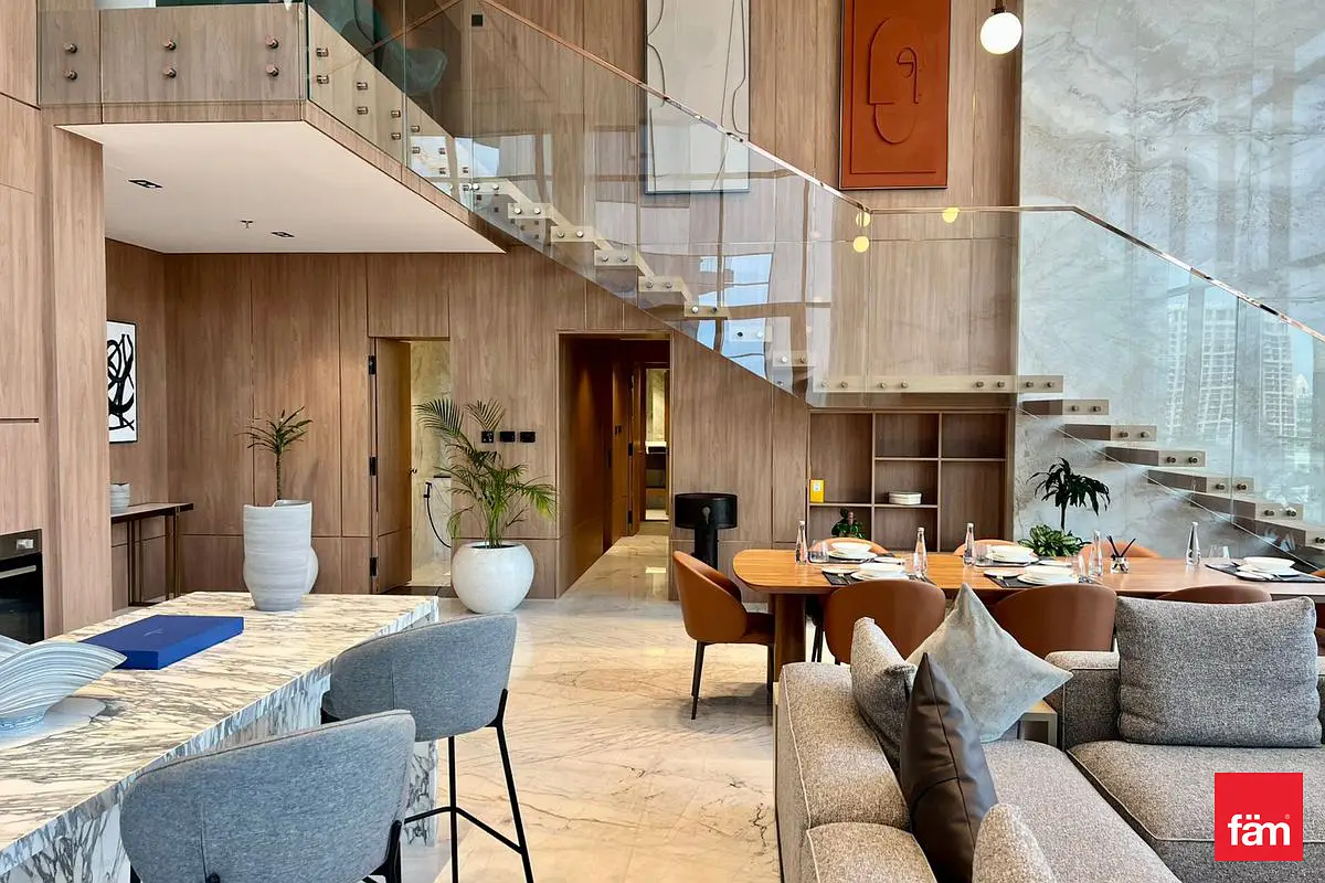 Apt with luxurious finishes & scenic lake views
