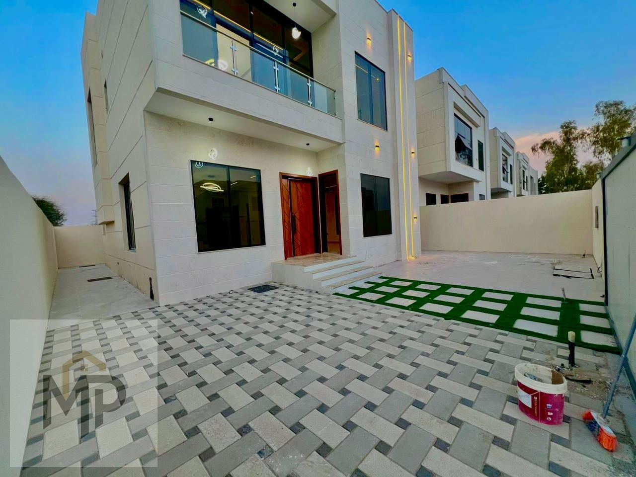 An elegant villa at a competitive price, including registration fees, in the best areas of Ajman, freehold for all nationalities directly from the own