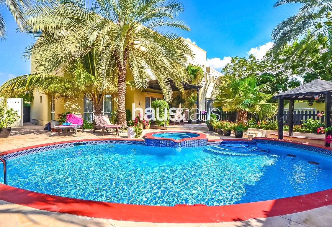 Upgraded| Private pool and garden| Great Location