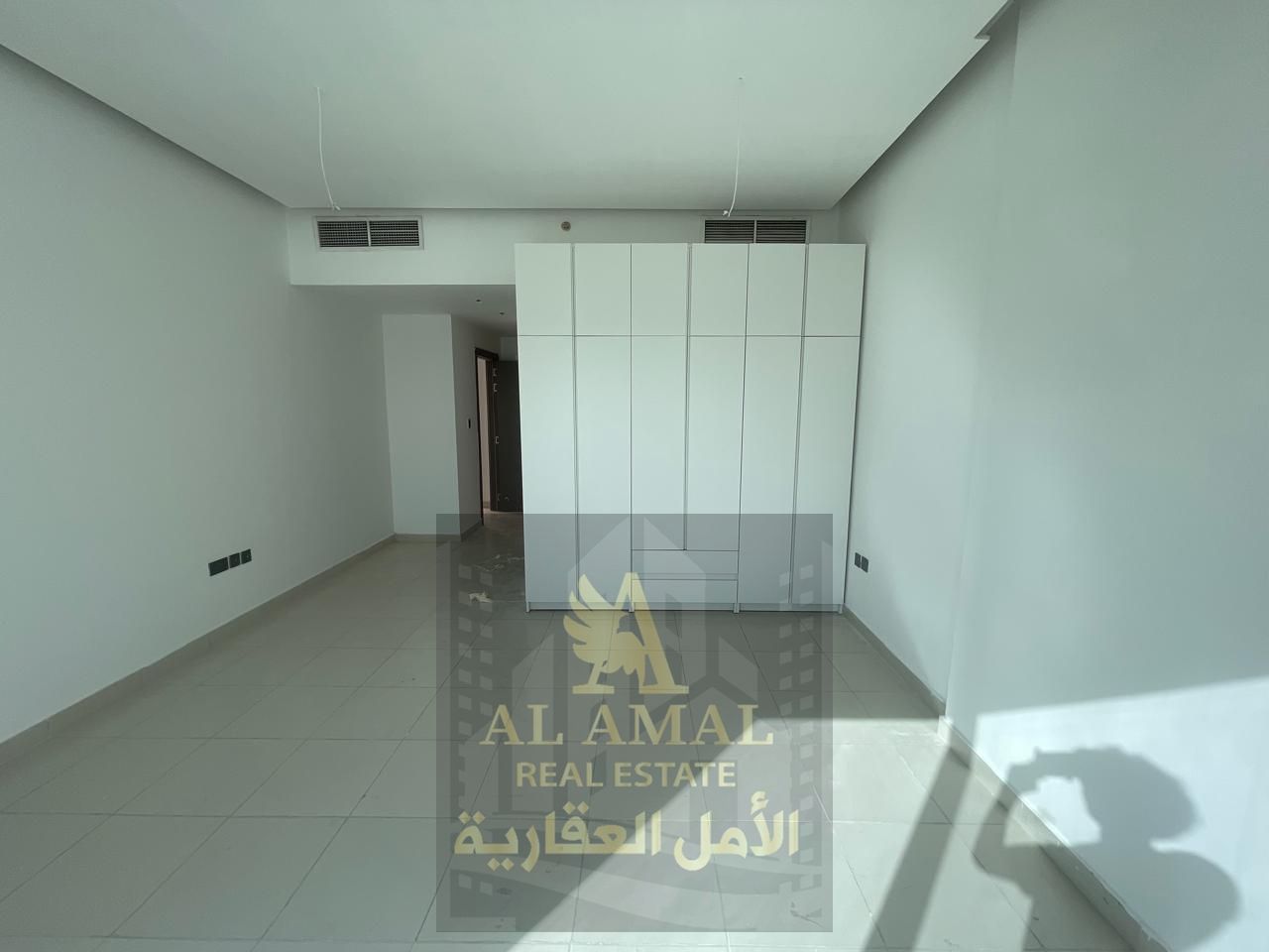 Apartment for annual rent in Al-Amrah, consisting of two rooms and a hall with a spacious balcony overlooking an open view.