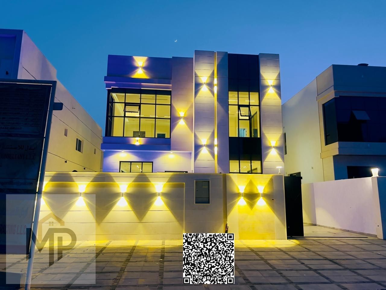 A villa on the main street, ready to move in, including all registration and ownership fees, in one of Ajman's most prestigious areas. Freehold owners