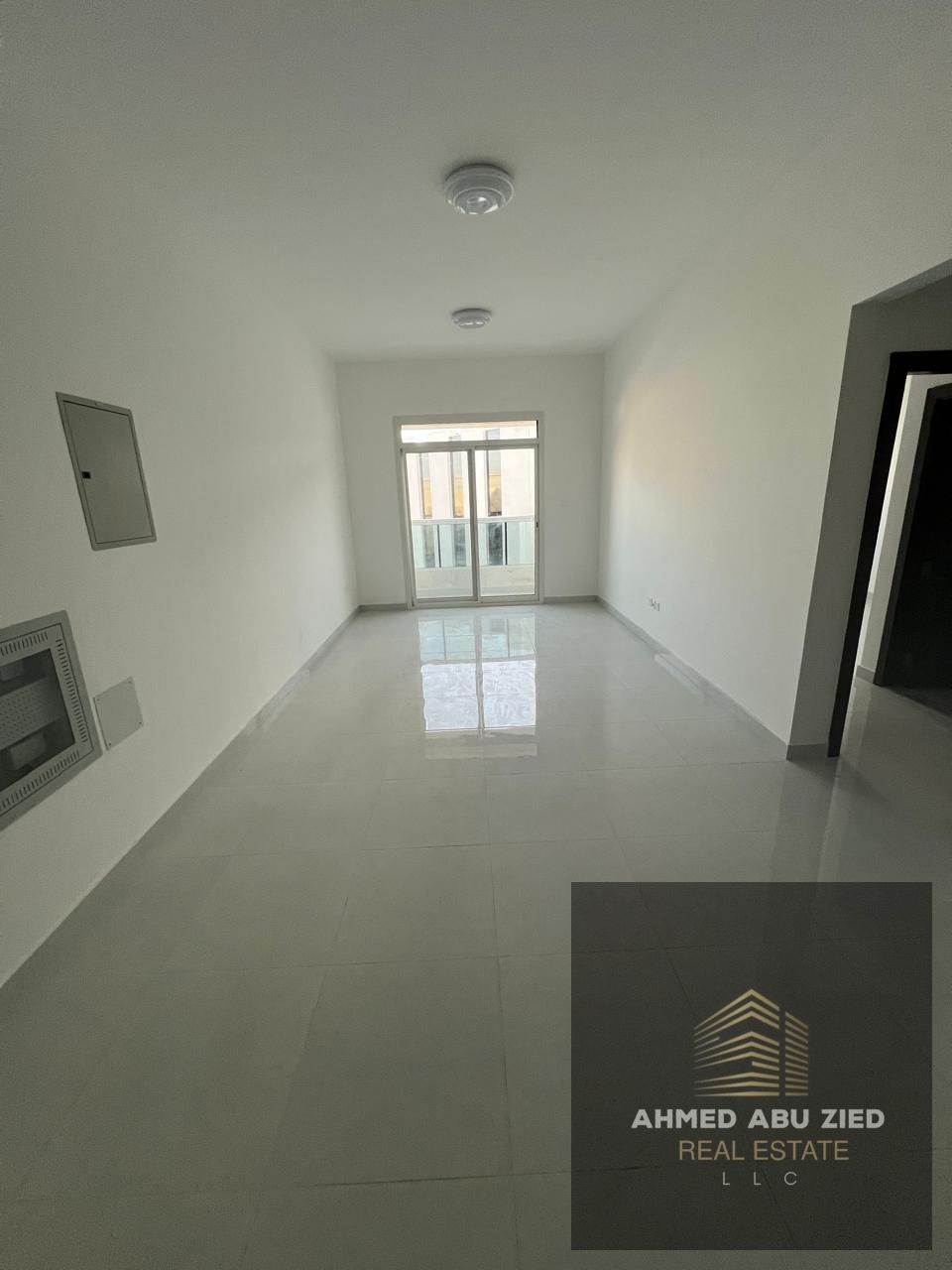 Brand-new (first tenant) 1 master bedroom + spacious living room apartment with 2 shower bathrooms and a storage room, offering a generous area of 1,2
