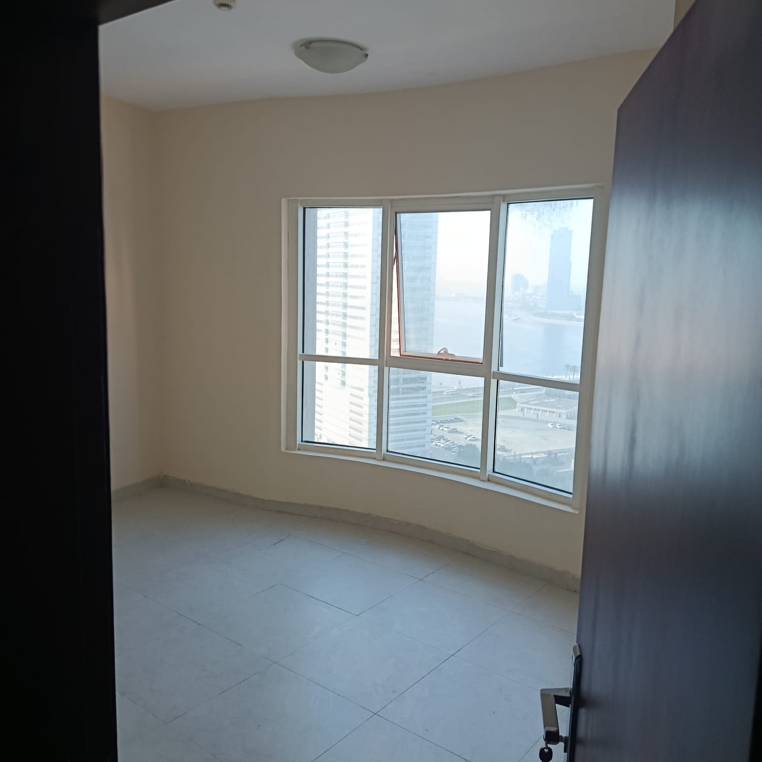 For Rent in Al Khan – Al Khan Lake Corniche | Sharjah A distinctive apartment in a great location with a direct sea view 2 bedrooms + spacious l