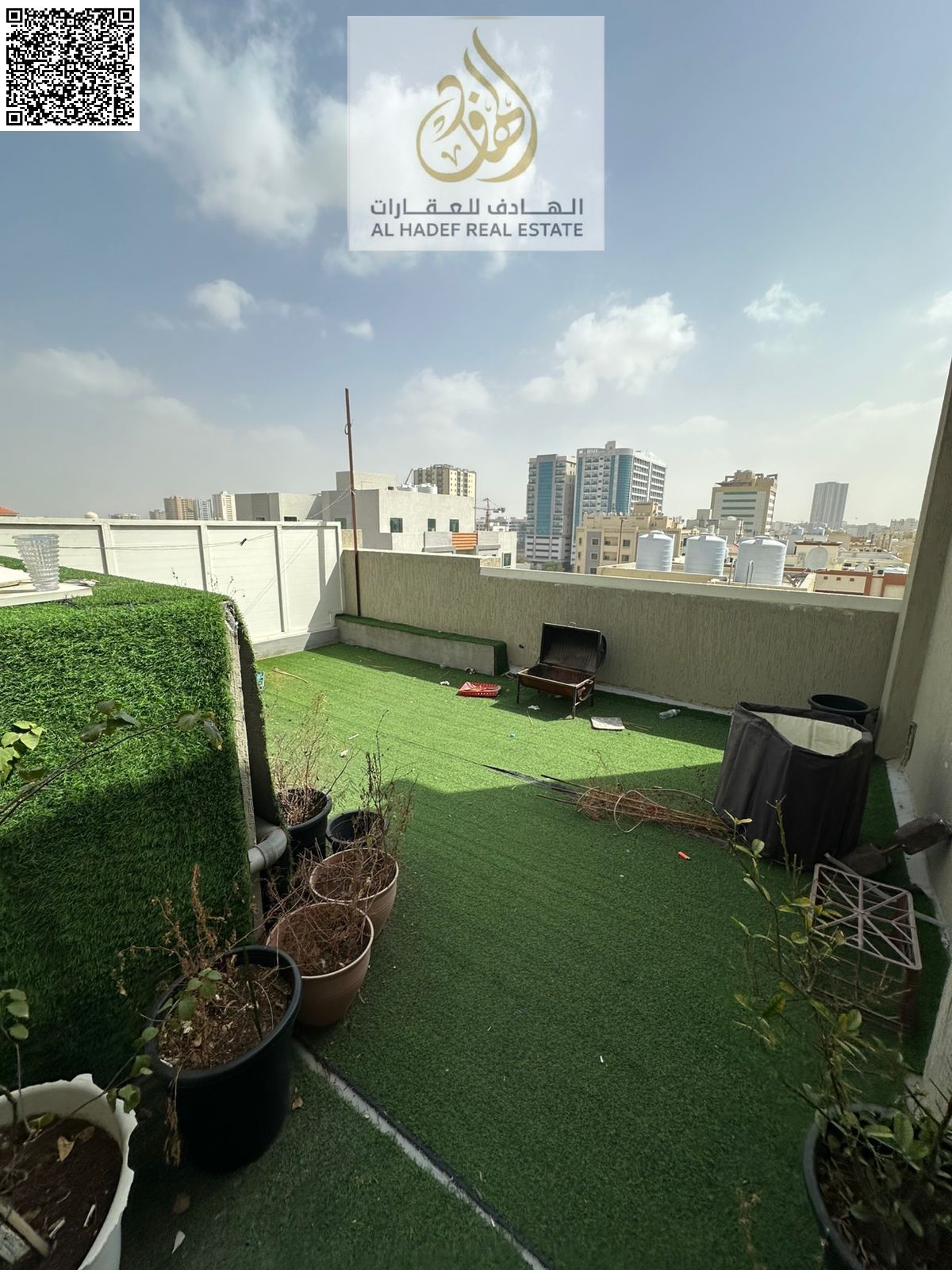 One-bedroom apartment with a living room, two bathrooms, private rooftop terrace, and parking. Very spacious with built-in wardrobes. Located in a pri