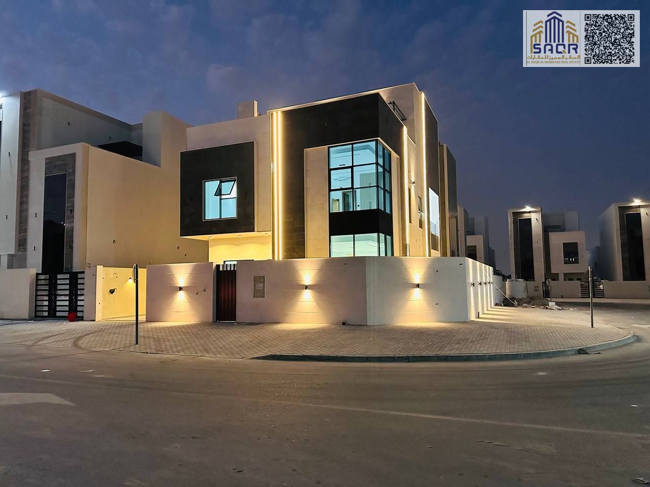 Registration included / Corner unit on two streets / Two floors and a roof