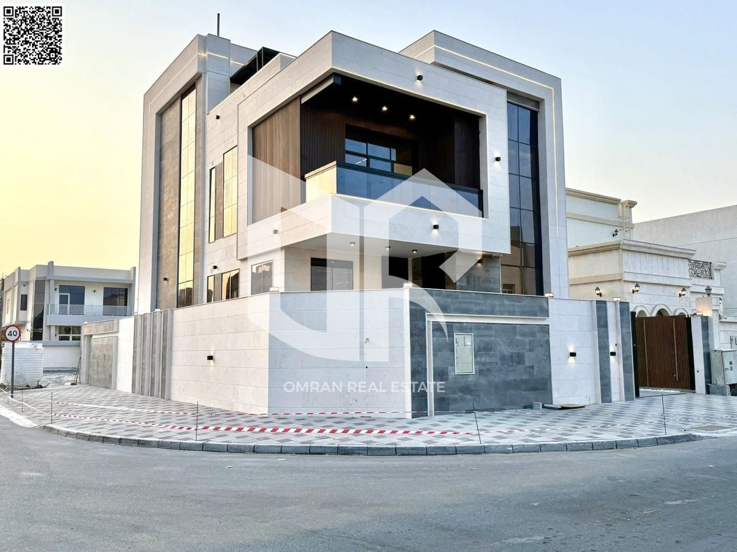 A very special opportunity: Corner villa with a pool and rooftop terrace at a great price.