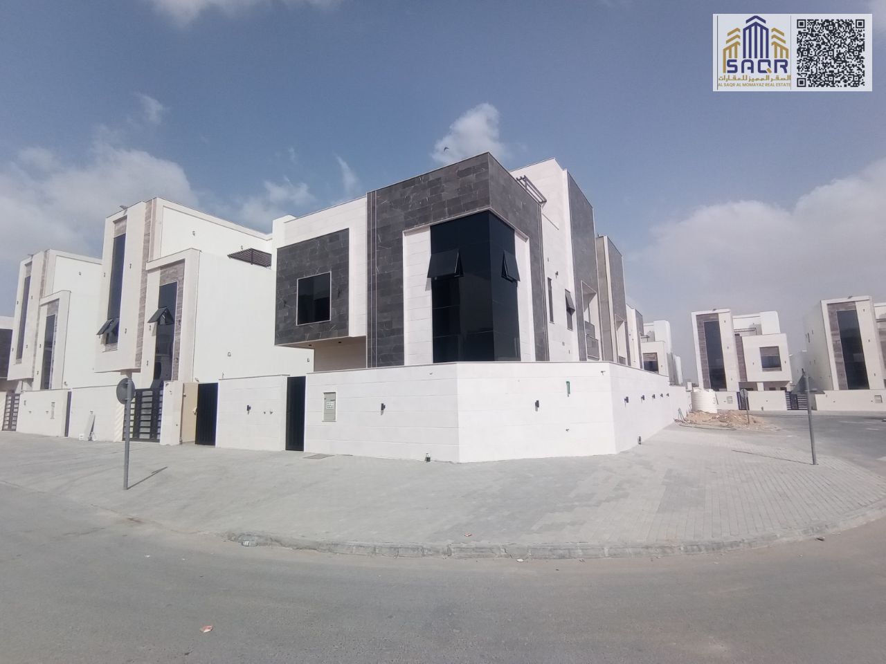 Corner villa on two streets, two floors and a roof / Freehold ownership for life / Fees included