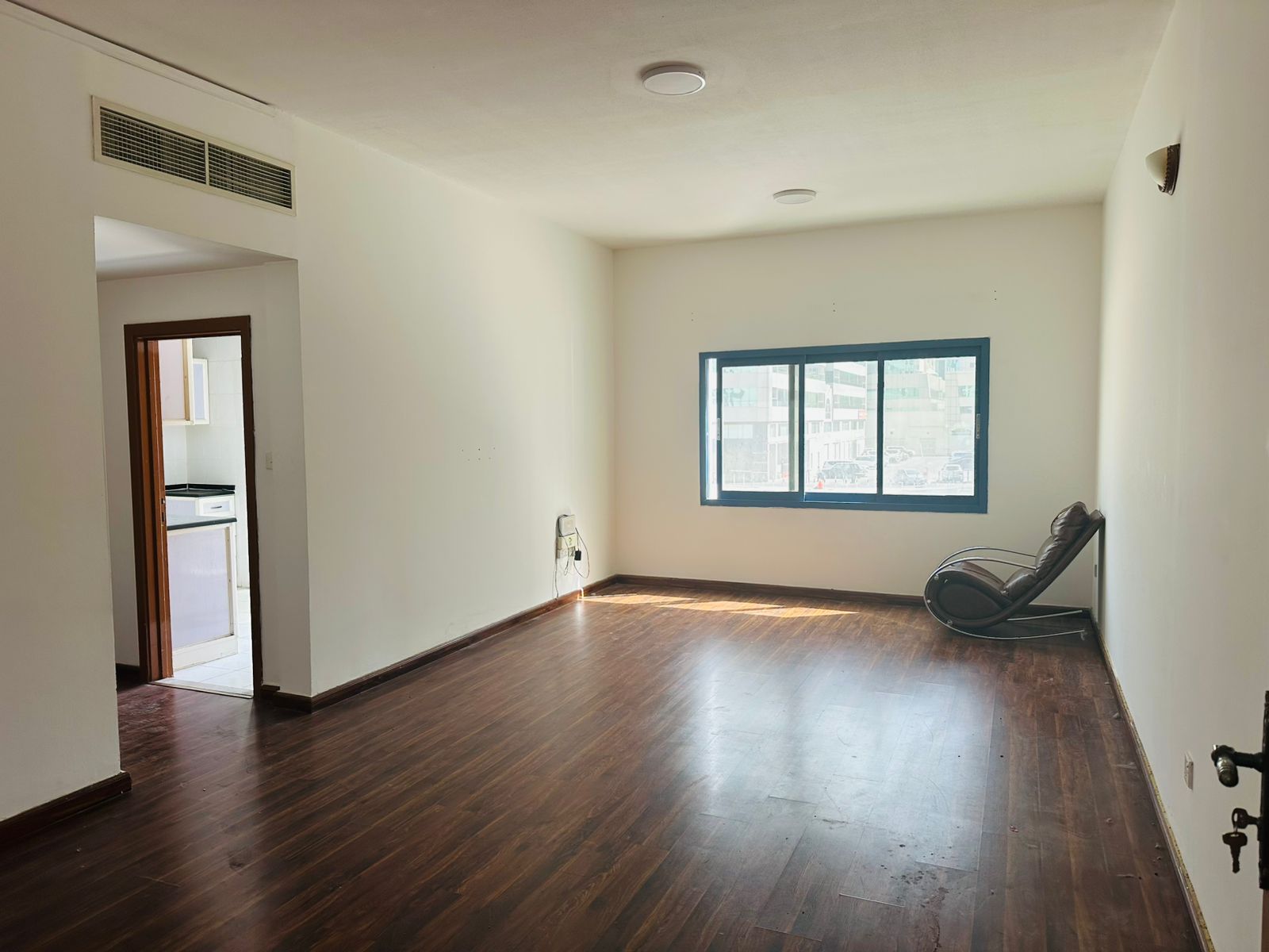 Landlord-provided air conditioning with a very spacious layout, two bathrooms , and a kitchen balcony. Built-in wardrobes and excellent finishing.
