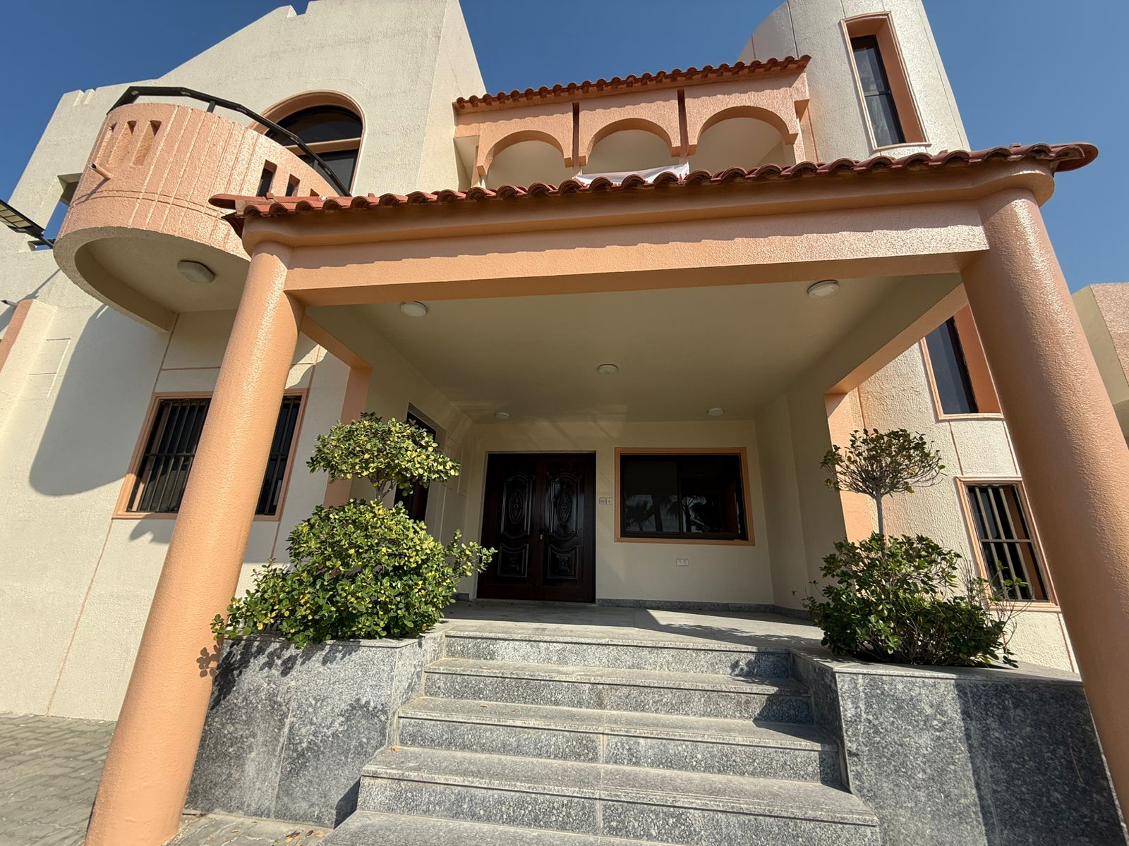Luxury villa in Al Rifa’a – Residential or commercial use – 5 master bedrooms – 2 spacious salons – Free indoor and outdoor parking.