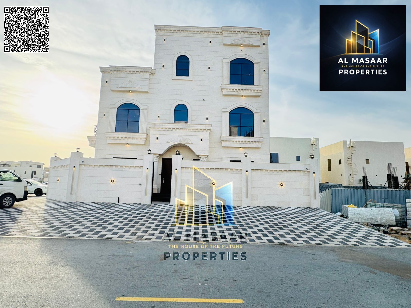 Classic corner villa on the main street, two floors and a roof, large area, central air conditioning, freehold ownership for all nationalities.