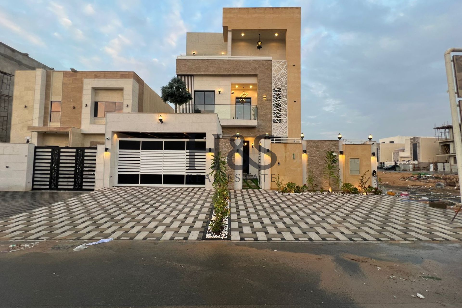 Super Deluxe 5BR Villa | With Private Pool & Lift + Maid’s Room