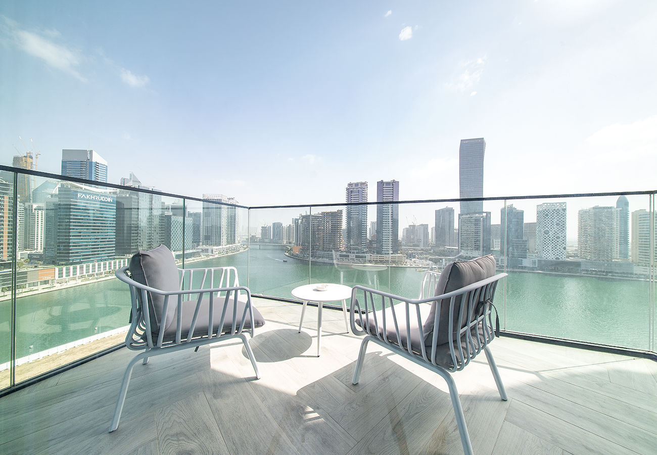 1 Bed in Peninsula 3 with Full Canal Views